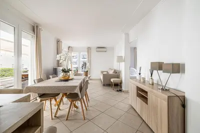 Coin salon dans l'établissement 78 LERINS - Bel appartement 2 chambres sur la Croisette