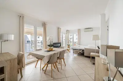 Télévision ou salle de divertissement dans l'établissement 78 LERINS - Bel appartement 2 chambres sur la Croisette