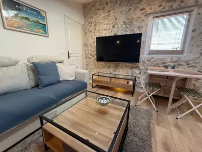 Télévision ou salle de divertissement dans l'établissement Lovely One-Bedroom Apt- Picasso 4 -Stay In Antibes