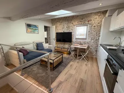 Télévision ou salle de divertissement dans l'établissement Lovely One-Bedroom Apt- Picasso 4 -Stay In Antibes