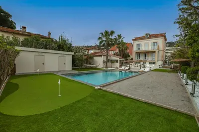 Piscine de l'établissement villa lucienne ou située à proximité
