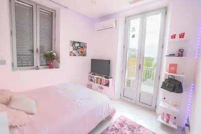 Télévision ou salle de divertissement dans l'établissement villa lucienne