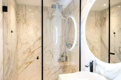 Salle de bains dans l'établissement Magnifique Villa avec vue mer