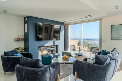Télévision ou salle de divertissement dans l'établissement Magnifique Villa avec vue mer