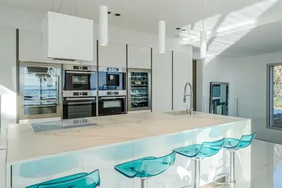 Cuisine ou kitchenette dans l'établissement Magnifique Villa avec vue mer