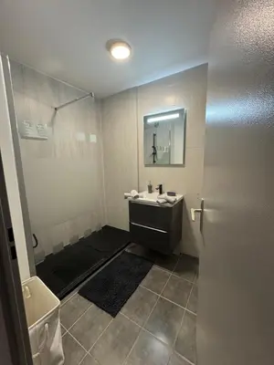 Salle de bains dans l'établissement 2 pièces à 2 pas de la plage