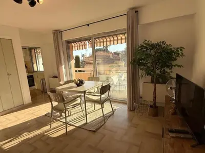 Télévision ou salle de divertissement dans l'établissement Nouveau ! à 200m des plages grand studio baigné de lumière, très grande terrasse tout confort