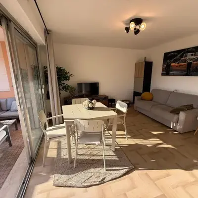 Nouveau ! à 200m des plages grand studio baigné de lumière