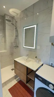 Salle de bains dans l'établissement Nouveau ! au centre de Juan, Studio climatisé rénové tout confort à 2 minutes des plages