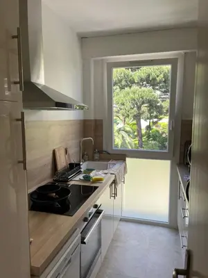Cuisine ou kitchenette dans l'établissement Charming Flat close to beach