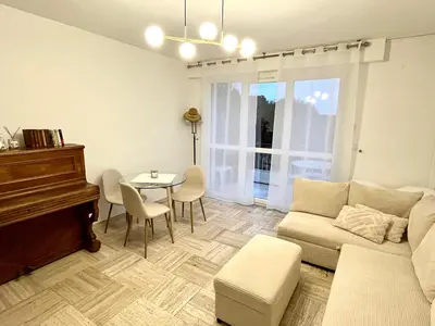 Coin salon dans l'établissement Charming Flat close to beach