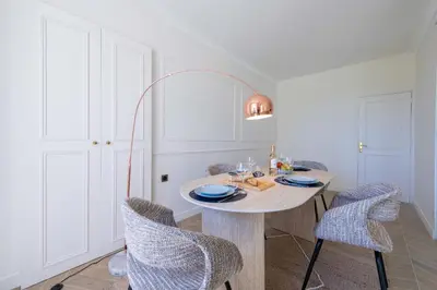 Coin salon dans l'établissement Garden-Level Apartment in Bourgeois Residence Near Croisette & Beaches