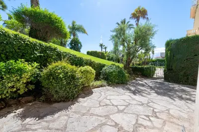 Jardin de l'établissement Garden-Level Apartment in Bourgeois Residence Near Croisette & Beaches