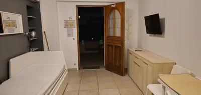 Télévision ou salle de divertissement dans l'établissement Studio meublé-Juan Pins-Logt3