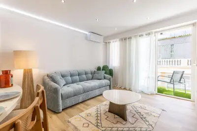 Coin salon dans l'établissement LB Vacation Rentals I Beautiful 2BR Apt, Renovated in 2025, La Croisette, Minutes from Beach and Palais
