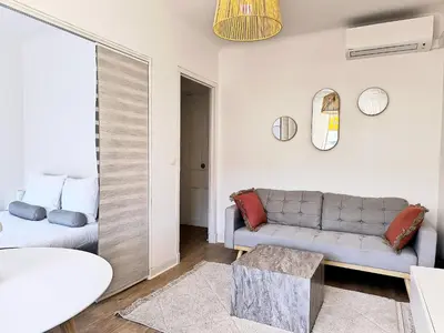 Coin salon dans l'établissement Studio au calme 100 mètres de la croisette