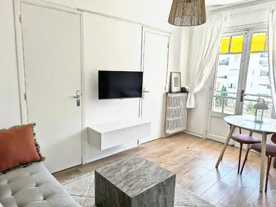 Télévision ou salle de divertissement dans l'établissement Studio au calme 100 mètres de la croisette