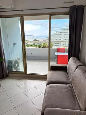 Coin salon dans l'établissement Sea & Port View Cozy Studio at Marina Baie des Anges