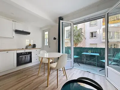 Cuisine ou kitchenette dans l'établissement Studio proche gare, balcon