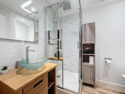 Salle de bains dans l'établissement Studio proche gare, balcon