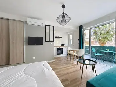 Cuisine ou kitchenette dans l'établissement Studio proche gare, balcon
