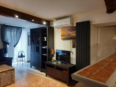 Télévision ou salle de divertissement dans l'établissement Vieille Ville 1 - Luca's Apartment, 1 bedroom, max 2 adults and 2 kids