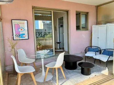 Plan de l'établissement JUAN - PLAGES - PARKING Privé - TERRASSE VUE MER