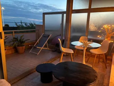 Balcon ou terrasse dans l'établissement JUAN - PLAGES - PARKING Privé - TERRASSE VUE MER