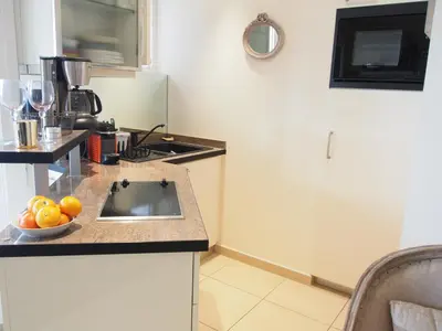 Cuisine ou kitchenette dans l'établissement Superbe 2 pièces à Cannes