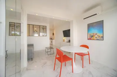 Télévision ou salle de divertissement dans l'établissement Le Cali - Front de mer - Palm Beach - VCA