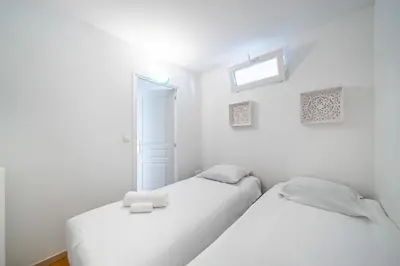 Un ou plusieurs lits dans un hébergement de l'établissement 3 pièces centre-ville Cannes - Croisette - Climatisation séjour