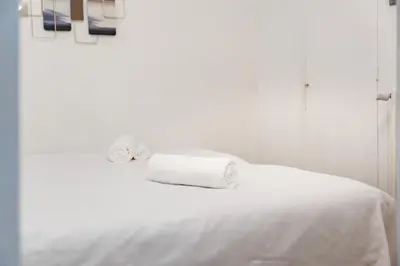 Un ou plusieurs lits dans un hébergement de l'établissement 3 pièces centre-ville Cannes - Croisette - Climatisation séjour