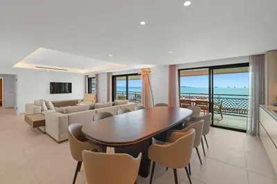 Télévision ou salle de divertissement dans l'établissement REF 1998 - Cannes - Sea view apartment for rent