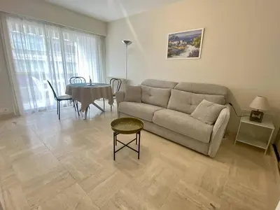 Coin salon dans l'établissement Cannes proche Croisette - Studio moderne balcon