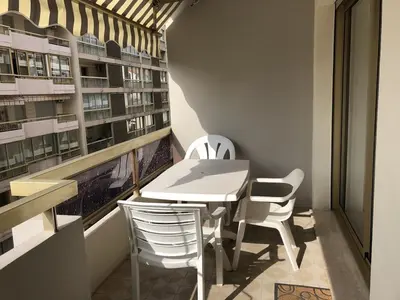 Coin salon dans l'établissement Cannes proche Croisette - Studio moderne balcon