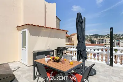Balcon ou terrasse dans l'établissement Azurenting - vue sur le port - roof top 3