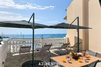 Vue générale sur la mer ou vue sur la mer prise depuis l'appartement