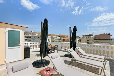 Balcon ou terrasse dans l'établissement Azurenting - vue sur le port - roof top 3