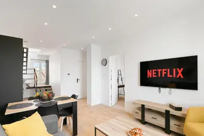 Télévision ou salle de divertissement dans l'établissement Azurenting - vue sur le port - roof top 3