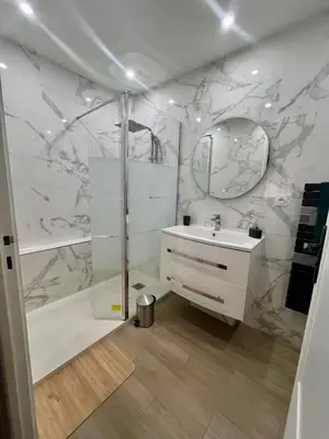 Salle de bains dans l'établissement Joli appart à deux pas des plages et de la gare