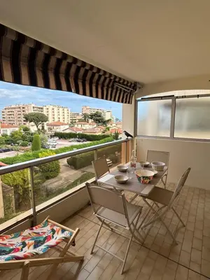 Balcon ou terrasse dans l'établissement Appartement cosy à 200 m de la mer