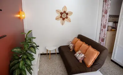 Coin salon dans l'établissement Very Quiet Palm Beach Studio Close Beach