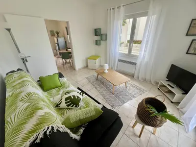 Télévision ou salle de divertissement dans l'établissement Charmant 2 pièces, terrasse 30m2