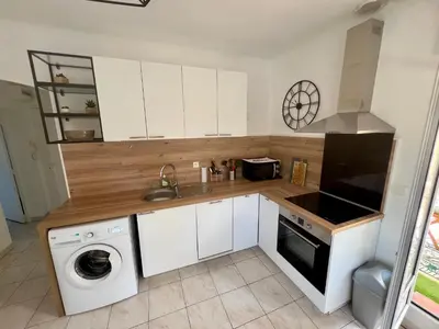 Cuisine ou kitchenette dans l'établissement Charmant 2 pièces, terrasse 30m2