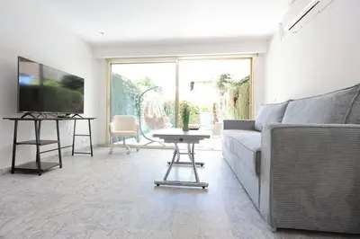 Télévision ou salle de divertissement dans l'établissement Roses des Mers - Apt Standing 2 Prs - Clim - Parking