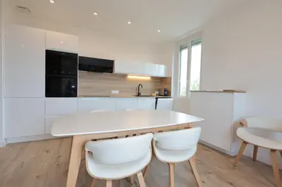 Cuisine ou kitchenette dans l'établissement Cosy Muguets - Luxury Apartment for 6 People with Sea View