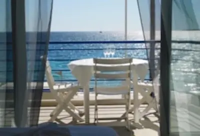 Vue générale sur la mer ou vue sur la mer prise depuis l'appartement