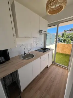 Cuisine ou kitchenette dans l'établissement MOENA Antibes