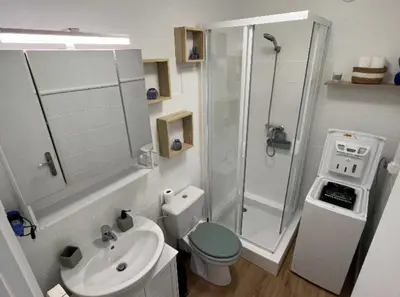 Salle de bains dans l'établissement MOENA Antibes