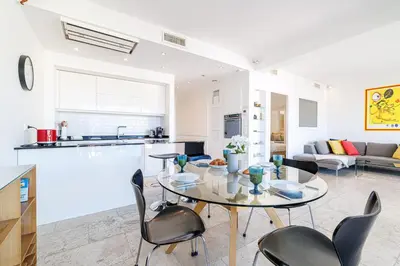 Cuisine ou kitchenette dans l'établissement Skyline 2-bedroom flat with Epic Views - Roi Chevalier